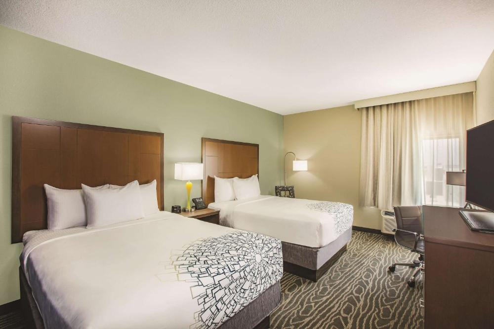 Queen Room with Two Queen Beds - Non-Smoking interior